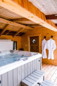 eine große Whirlpool-Badewanne in einem Holzgebäude in der Unterkunft Salzbergalm in Berchtesgaden