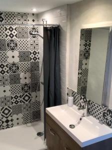 a bathroom with a sink and a shower at Maison d'hôtes MIRADOUR in Tarnos