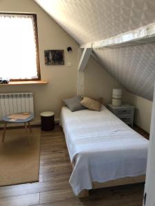 Ένα ή περισσότερα κρεβάτια σε δωμάτιο στο Kardaszówka Bieszczady