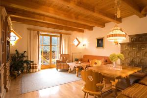 sala de estar con sofá y mesa en Landhaus Sonneck en Weissensee