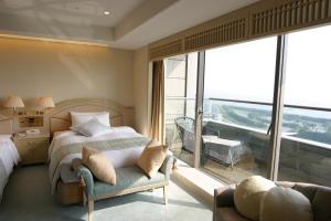 Postel nebo postele na pokoji v ubytování Hotel New Otani Makuhari