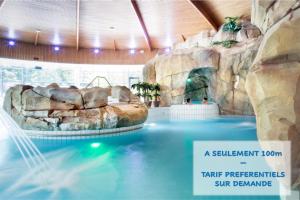 - une piscine avec une cascade et un toboggan dans l'établissement Le Chatel, à Royat