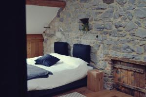 A bed or beds in a room at La petite Reuleau - Gites champêtre le "FENIL" et la "FERMETTE et son sauna privatif"