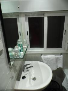 Phòng tắm tại Hostal Arenal