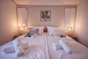 Un pat sau paturi într-o cameră la Apartments Katarina Porat