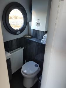 A bathroom at Bed-on-a-Boat