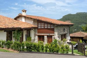 a house with a tiled roof at Casas Rurales El Llugarón in Miravalles