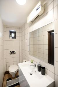 Een badkamer bij Castle Garden Apartman