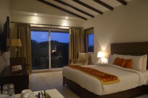 Katil atau katil-katil dalam bilik di Lemon Tree Hotel Candolim