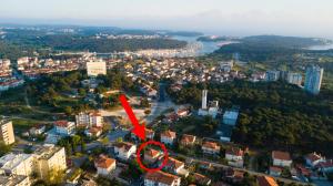 a city with a red arrow in the middle at Morena in Pula