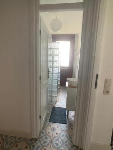 baño con lavabo, aseo y puerta en Cosy apartman in green Buda en Budapest