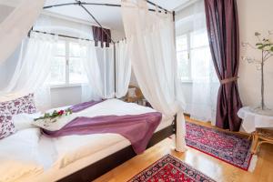 Łóżko lub łóżka w pokoju w obiekcie Schlosshotel Rosenau Superior