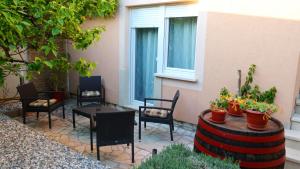 普拉的住宿－Morena，庭院配有桌椅和窗户。