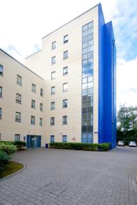 un grand bâtiment blanc avec un bleu dans l'établissement Victoria Lodge Apartments - UCC Summer Beds, à Cork