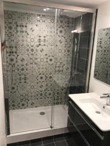 La salle de bains est pourvue d'une douche et d'un lavabo. dans l'établissement LE CLIO CARRÉ D'OR BEACH APARTMENT, à Nice