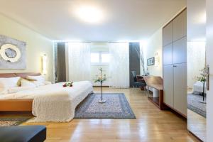 Łóżko lub łóżka w pokoju w obiekcie Schlosshotel Rosenau Superior
