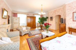 Łóżko lub łóżka w pokoju w obiekcie Schlosshotel Rosenau Superior