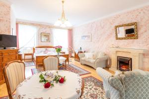 Telewizja i/lub zestaw kina domowego w obiekcie Schlosshotel Rosenau Superior