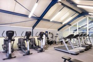 een fitnessruimte met loopbanden en crosstrainers bij The Park Hotel Dungarvan in Dungarvan