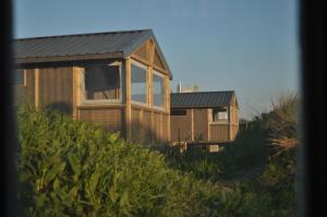 a house with a tin roof on top of a field at Maison Glaz in Gâvres