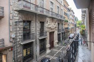 Aussicht vom Balkon eines Gebäudes in der Unterkunft Home Sweet Home Main St Pamplona in Pamplona