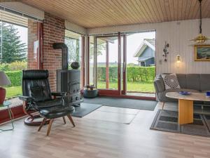 Hejlsにある5 person holiday home in Hejls-By Traumのソファと椅子のあるリビングルーム