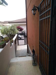 une entrée à une maison avec une porte ouverte dans l'établissement Casa Marinella, à San Giovanni Lupatoto