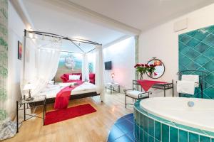 Łóżko lub łóżka w pokoju w obiekcie Schlosshotel Rosenau Superior