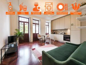 Il comprend un salon avec un canapé vert et une cuisine. dans l'établissement Trindade Premium Apartments, à Porto