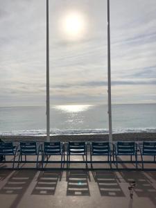 - un groupe de chaises assises à côté de la plage dans l'établissement LE CLIO CARRÉ D'OR BEACH APARTMENT, à Nice