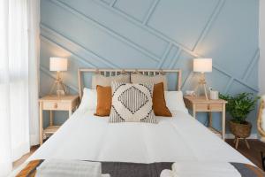 A bed or beds in a room at TGH/ Málaga center western style
