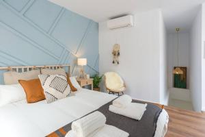 A bed or beds in a room at TGH/ Málaga center western style