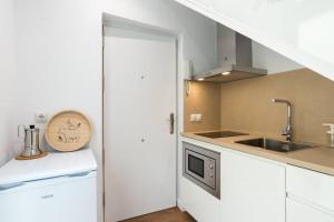 A kitchen or kitchenette at TGH/ Málaga center western style