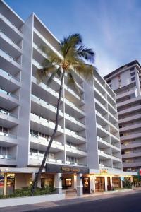 una palmera frente a un gran edificio en Regency on Beachwalk Waikiki by OUTRIGGER, en Honolulu