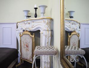 - une chambre avec un miroir, deux tabourets et un lit dans l'établissement Smetanovo nábřeží - Riverview Old Town Apartment, à Prague 14 autres photos