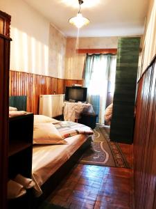 a bedroom with a bed and a television in it at Motel Hanul Balota in Drobeta-Turnu Severin