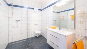 Koupelna v ubytování Pension Helios + 18 fotografií
