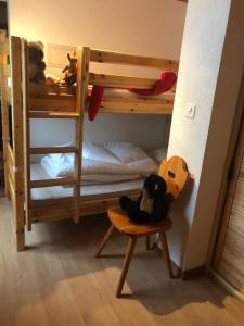 a bunk bed with two bunk beds with stuffed animals at Au village d'Evolène, bel appartement avec terrasse in Evolène