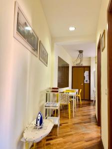 un soggiorno con tavolo e sala da pranzo di Le VELE a Lido di Ostia