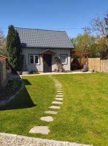 Vonkajšia záhrada v ubytovaní Wiosłówka - domek nad morzem