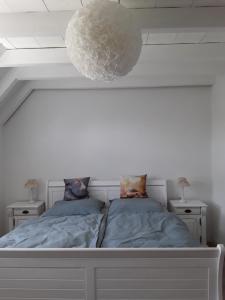 - une chambre avec 2 lits et un plafond blanc dans l'établissement Willkommen in unserem kleinen Paradies, à Venningen