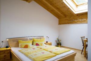 ein Schlafzimmer mit einem großen Bett mit gelber Bettwäsche in der Unterkunft Ferienwohnung Martin Mathies in Sankt Gallenkirch + 24 Fotos