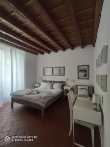 A bed or beds in a room at Dante's Relais