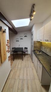 Kuchyňa alebo kuchynka v ubytovaní Apartamenty Hetmańska - 24h Shop