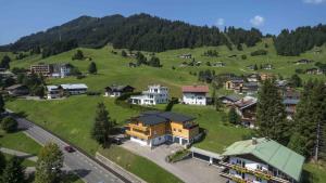 eine Luftansicht eines Dorfes mit einem Haus auf einem Hügel in der Unterkunft Ferienwohnung Riezler in Hirschegg
