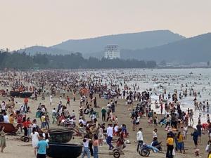 eine große Menschenmenge am Strand in der Unterkunft Tuan Anh Cua Lo Hotel in Cửa Lô