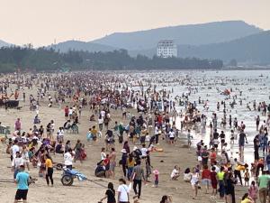una grande folla di persone su una spiaggia di Tuan Anh Cua Lo Hotel a Cửa Lô