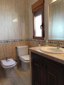 Ett badrum på GRAN CASA RURAL CON PATIO EN ENCINAREJO DE CÓRDOBA