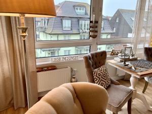 Zimmer mit einem Schreibtisch, einem Stuhl und einem Fenster in der Unterkunft Inselliebe Deluxe Apartement/ Studio in Westerland