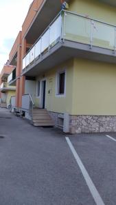 budynek ze schodami i balkonem po stronie w obiekcie CASAVACANZA - Marina w mieście San Salvo